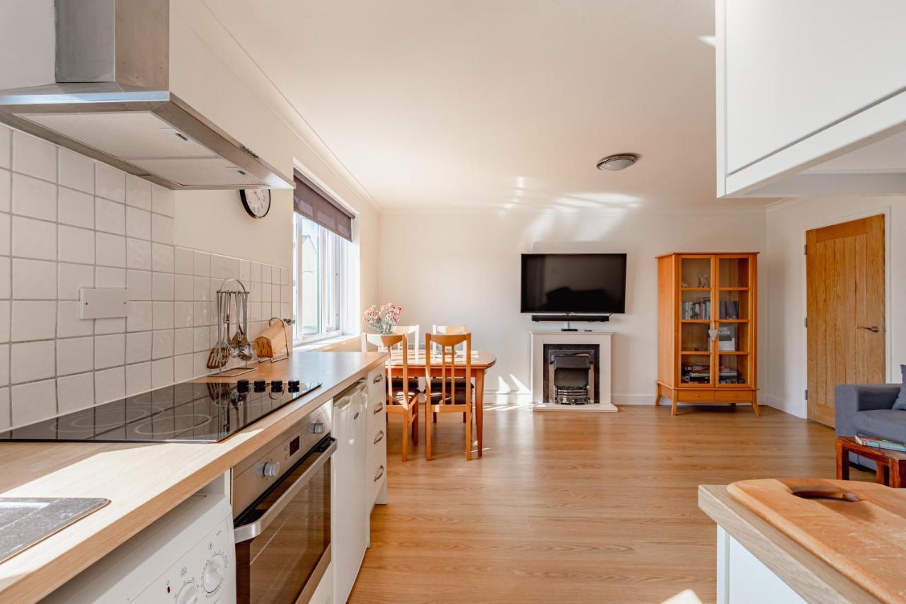 Luxury 2 Bed Room Lake View Apt Bowness Parking Экстерьер фото